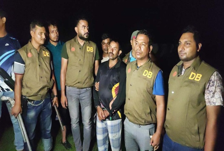 বাগেরহাটে ঘেরের বাসা থেকে দুটি আগ্নেয়াস্ত্রসহ সন্ত্রাসী আটক